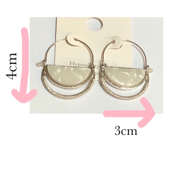 NWT Maÿrev Hypoallergenic Silver Color Hoop Earrings With Pearl Inset - Picture 2 of 2